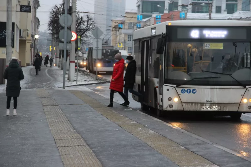 Фото к статье: На остановках в часы пик ловят пассажиров-нарушителей масочного режима