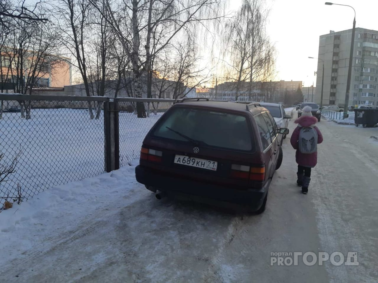 Новочебоксарские автолюбители захватили тротуар, "выгнав" детей на проезжую часть