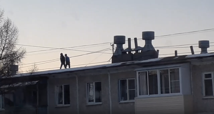 Дети гуляют на крыше многоквартирного дома в Чебоксарах, но в УК отрицают данный факт