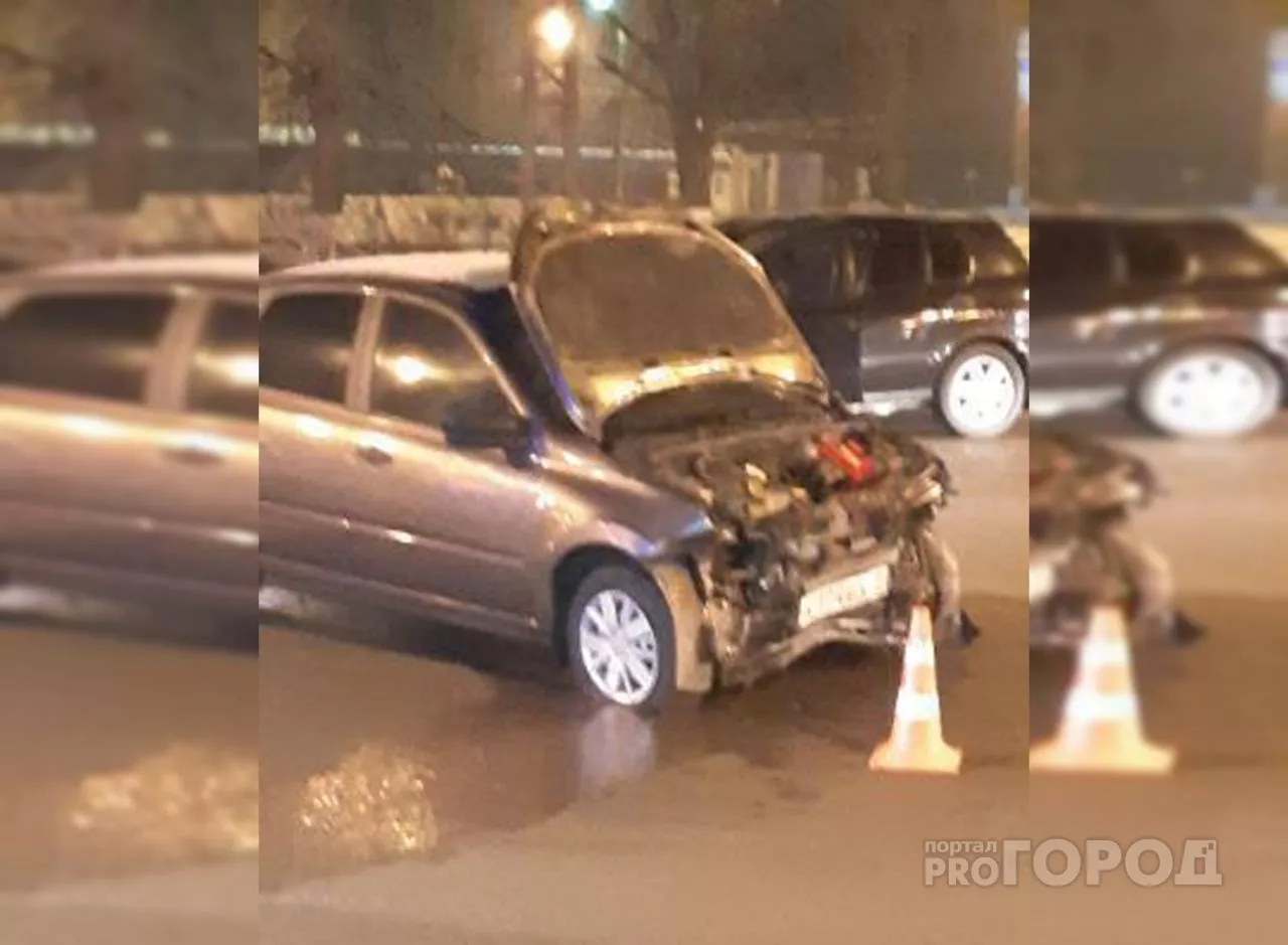 Фото к статье: В центре Новочебоксарска столкнулись "Лада" и иномарка