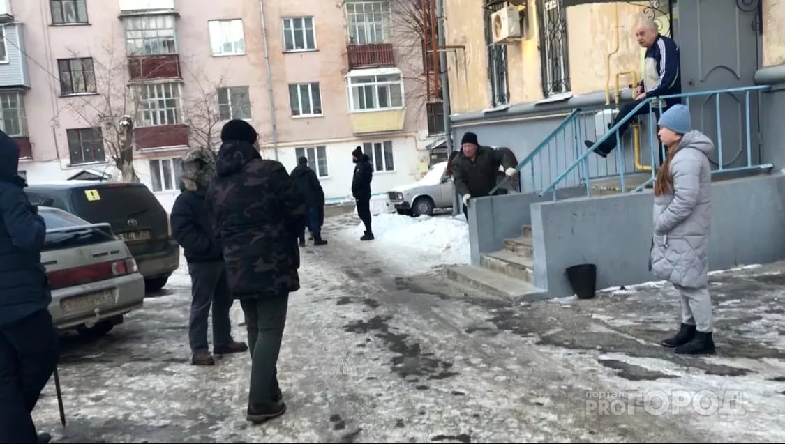 Фото к статье: Захватчики парковок прогнали чиновников, которые приехали спиливать блокираторы