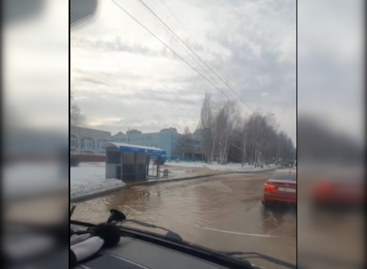 В Новоюжном районе дорогу заливает водой, ожидается каток