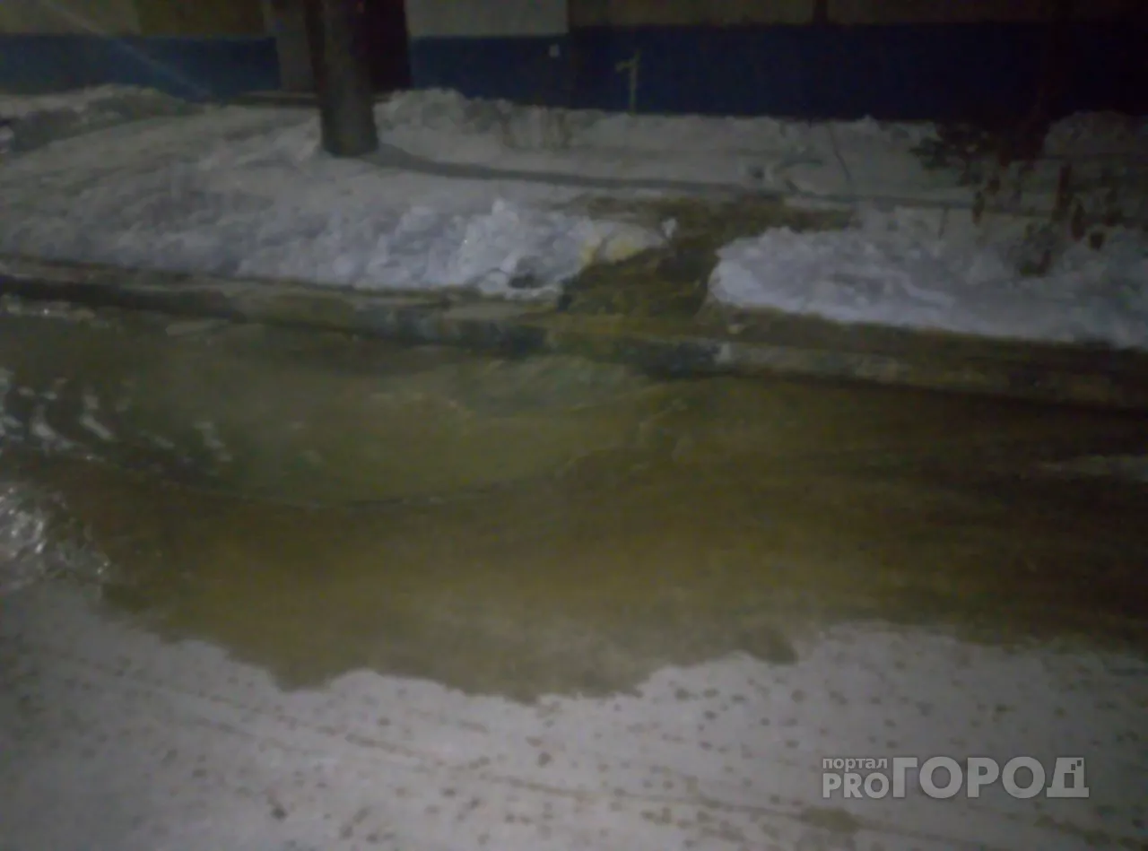 Фото к статье: Один из дворов Чебоксар за ночь превратился в каток