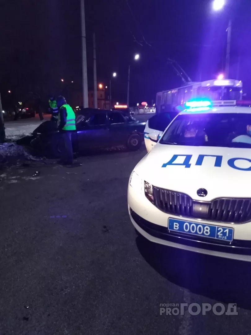 Фото к статье: В Чебоксарах водитель на Audi влетел в столб, пытаясь скрыться после ДТП
