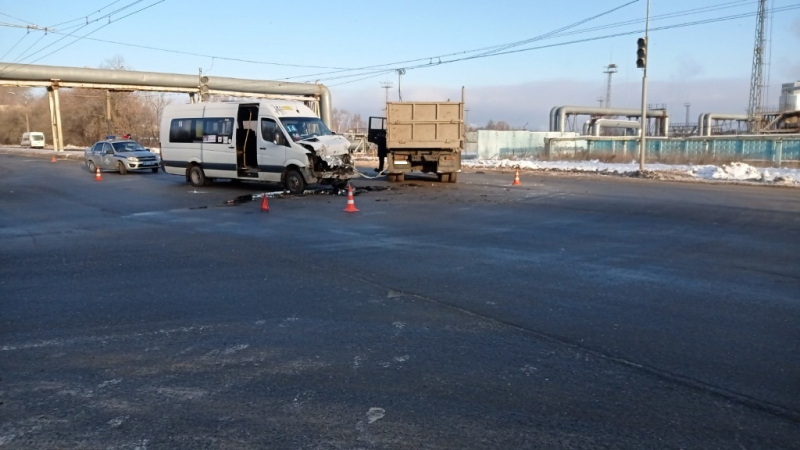 Три пассажира и водитель микроавтобуса получили травмы в Новочебоксарске
