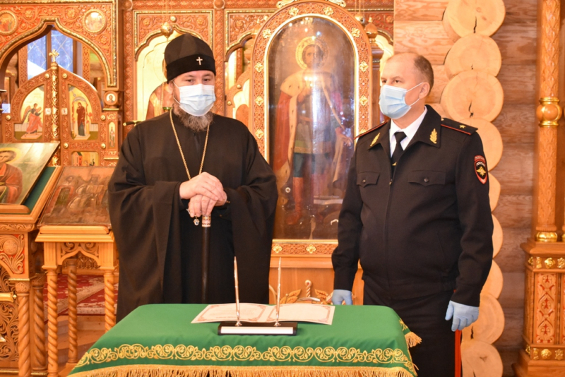 Полицейские вернули в мужской монастырь похищенные иконы, оцененные в 1 миллион рублей