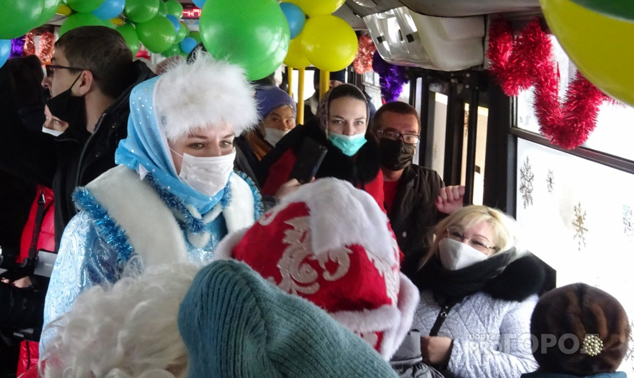 Дед Мороз поздравил новочебоксарцев в бесплатном троллейбусе, а за стишки дарил конфеты