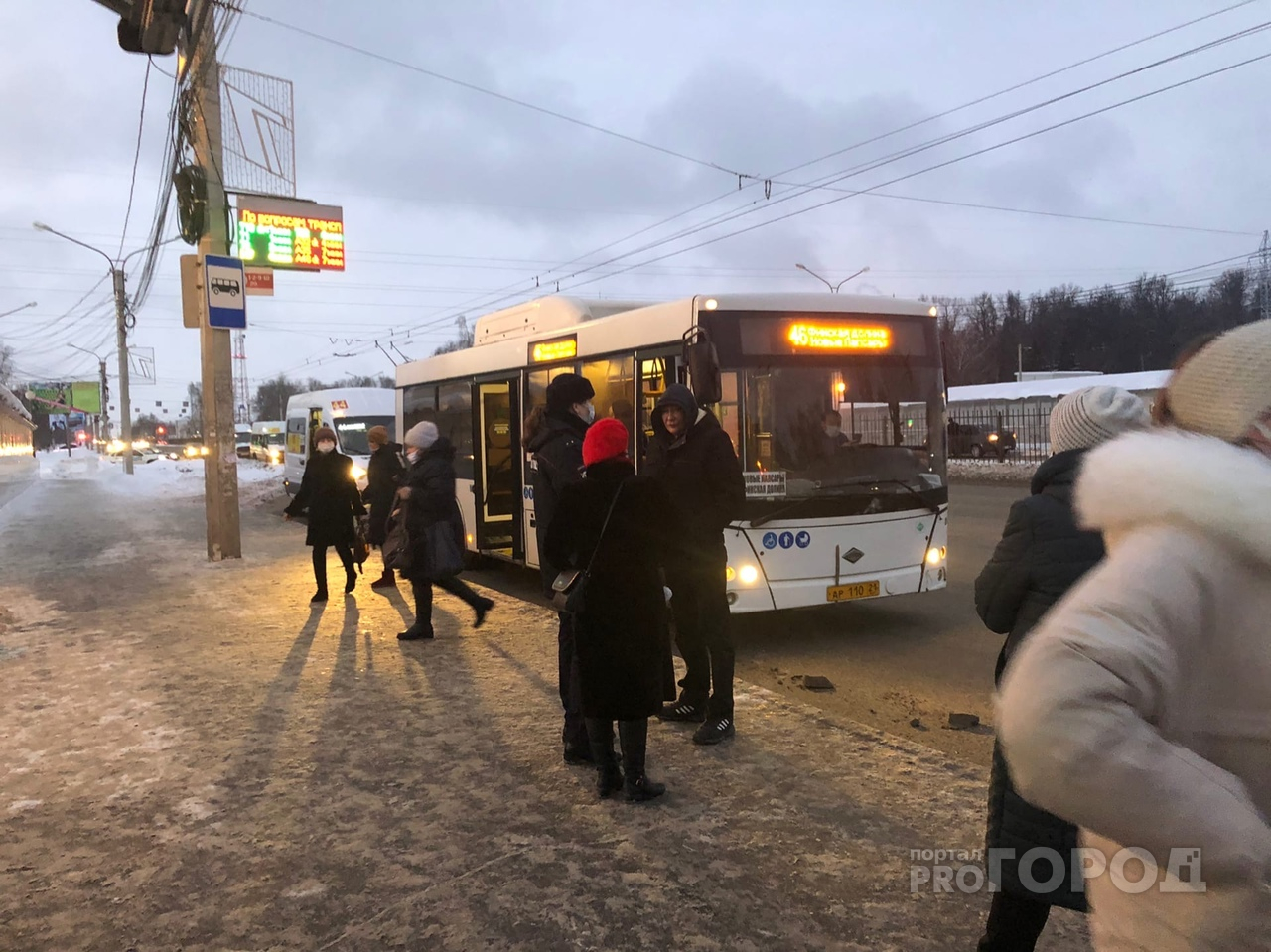 По утрам на остановке "МТВ-Центр" выхватывают из автобусов людей без масок
