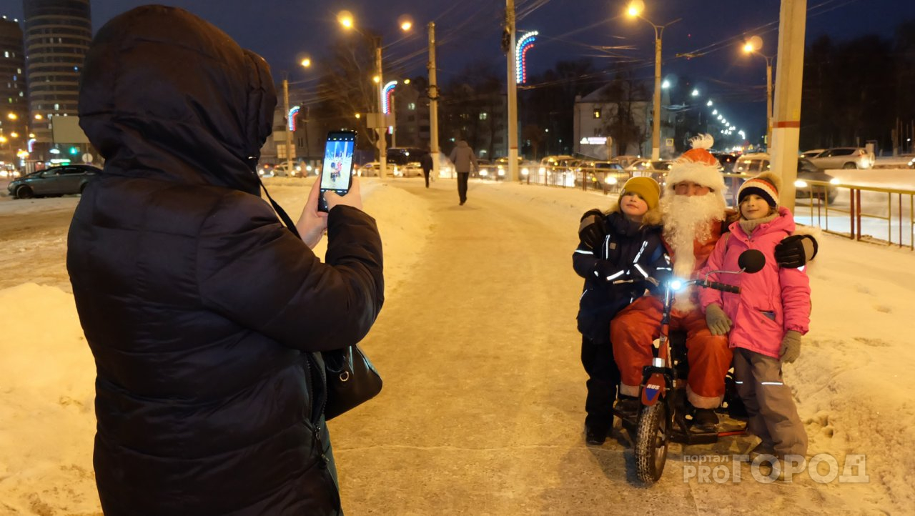 Слесарь в костюме Деда Мороза ездит на работу на мотосамокате, чтобы дарить настроение