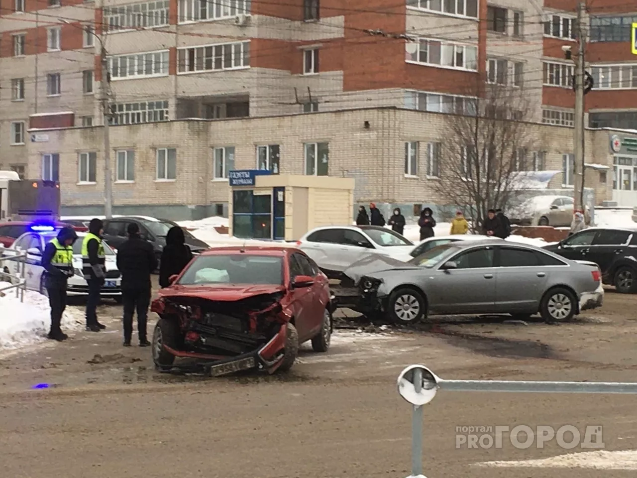Фото к статье: В Новоюжном районе «Лада» и «Ауди» не поделили перекресток