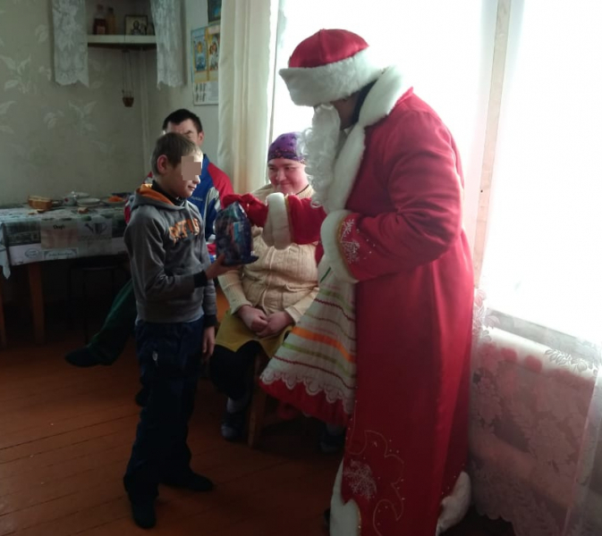 Полицейский Дед Мороз приходит в семьи, оказавшиеся в сложной ситуации