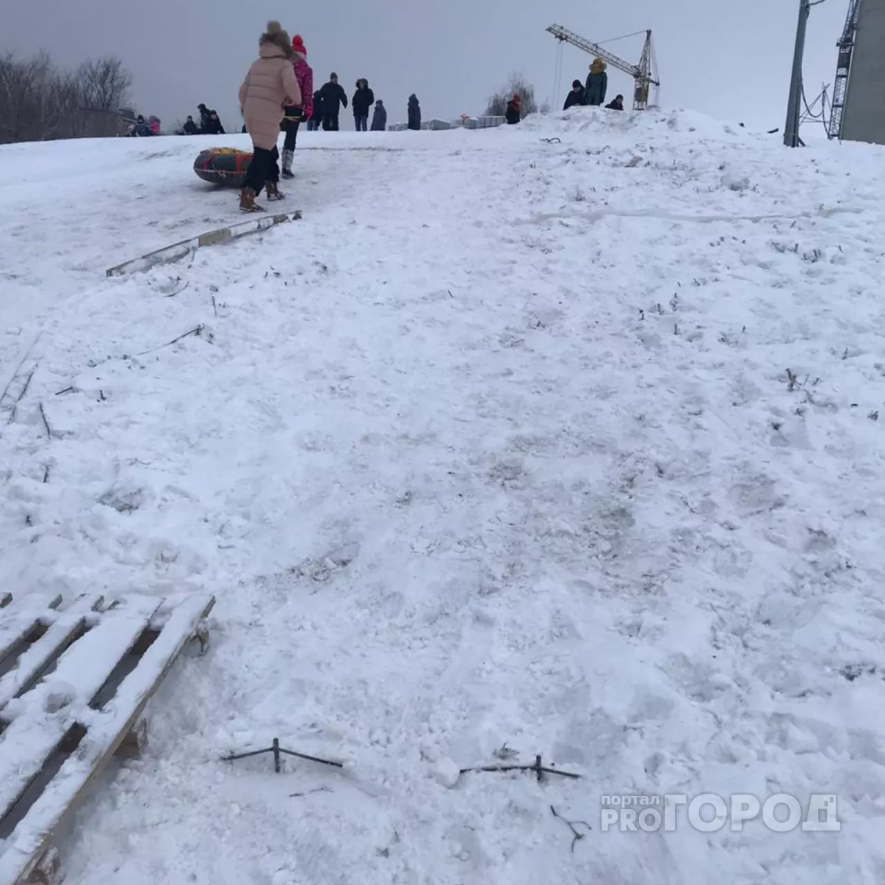Фото к статье: В Чебоксарах ребенок едва не напоролся на арматуру, скатившись на ватрушке