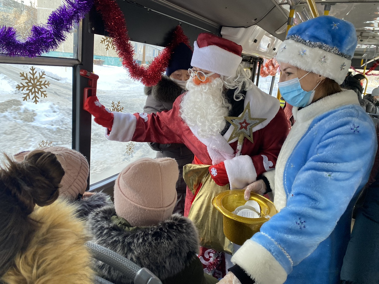 По Новочебоксарску снова пустили бесплатный троллейбус с Дедом Морозом и Снегурочкой