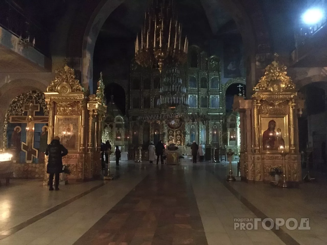 Фото к статье: На Рождество в храм Новочебоксарска почти никто не пришел