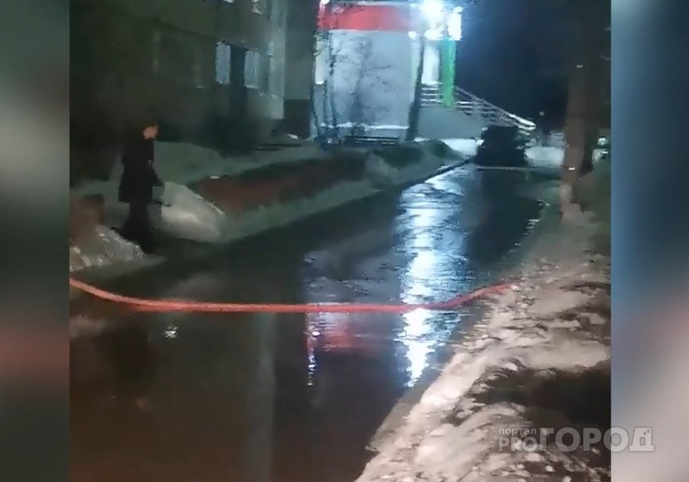 "Резиновые сапоги нужны": в Новочебоксарске двор залило водой
