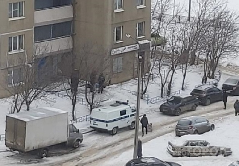 В Новоюжном районе у подъезда многоэтажки обнаружили труп