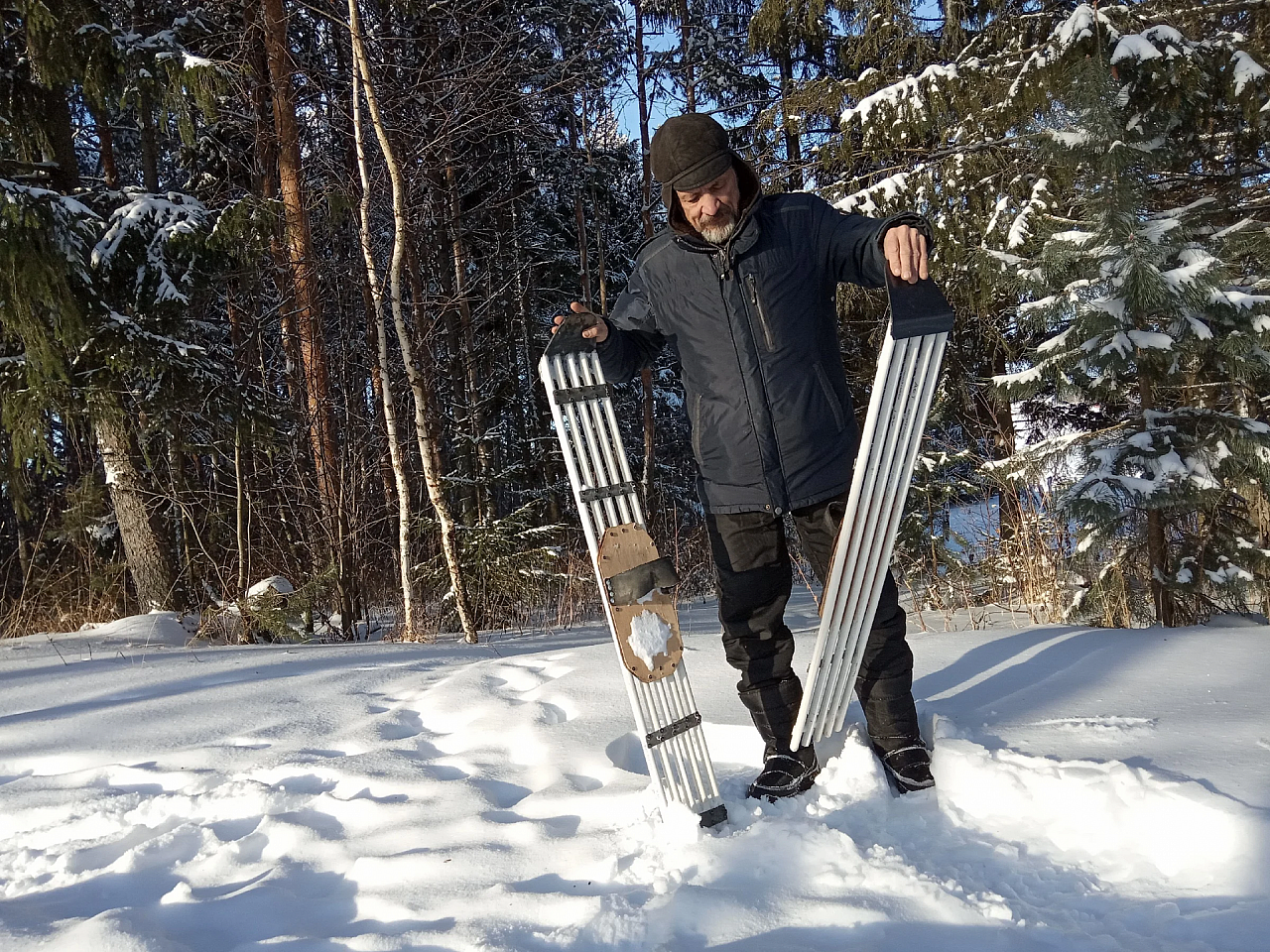 Чувашский изобретатель смастерил снегоступы из подручных материалов