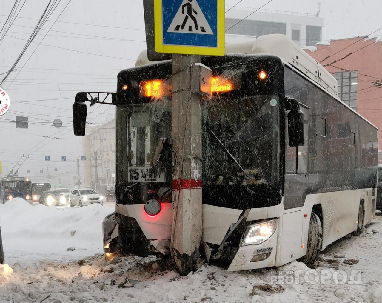 В центре Чебоксар автобус влетел в столб