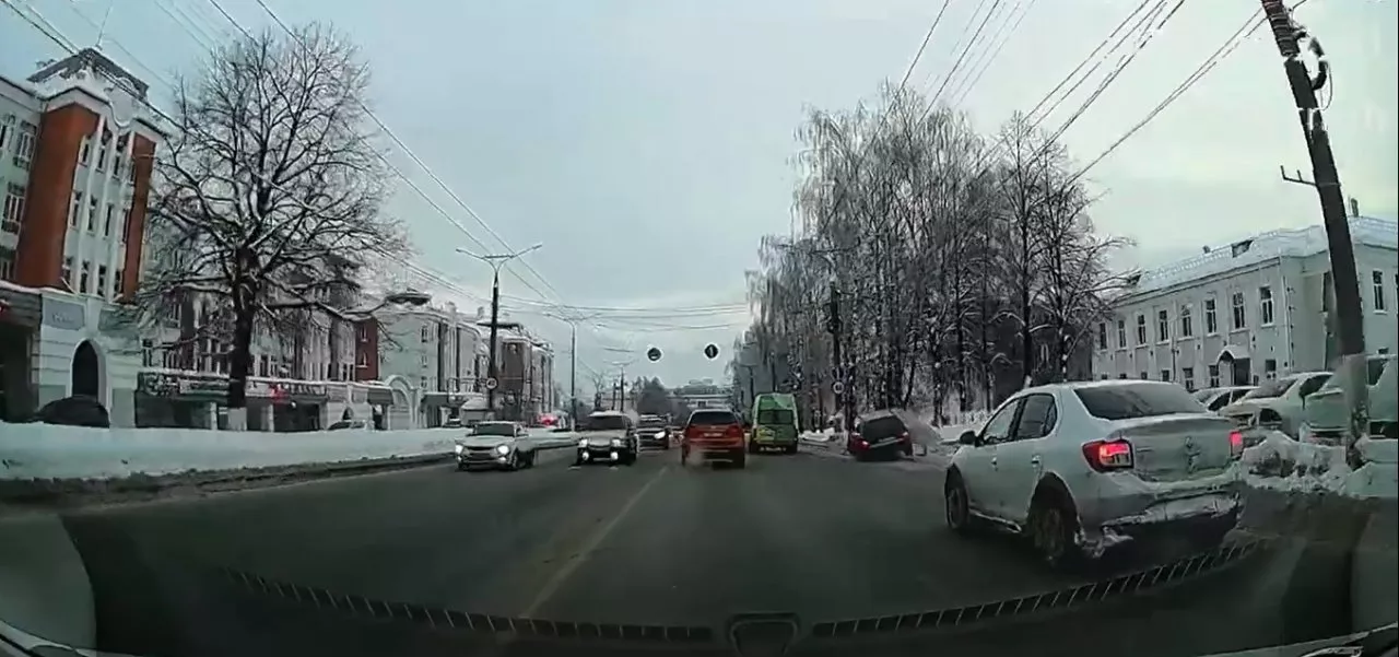 Фото к статье: В Чебоксарах лихая маршрутка с пассажирами вытеснила легковушку в сугроб