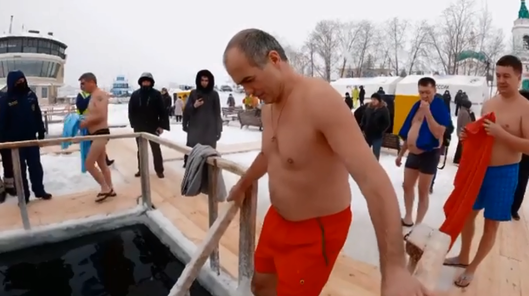 Алексей Ладыков окунулся в прорубь на Крещение: "Вода бодрит!"