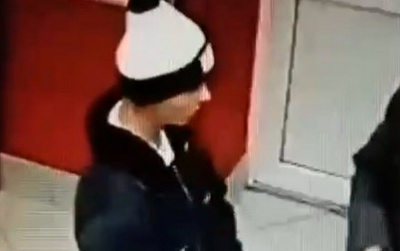 Полиция разыскивает парня, который отобрал у женщины 3500 рублей