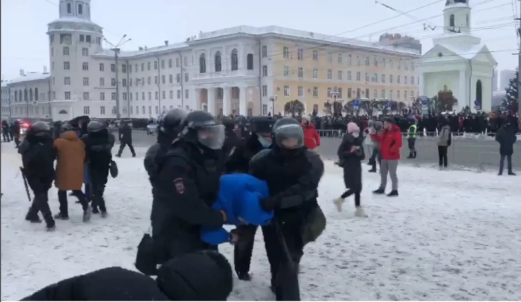 Фото к статье: На митинге в Чебоксарах проходит массовое задержание участников