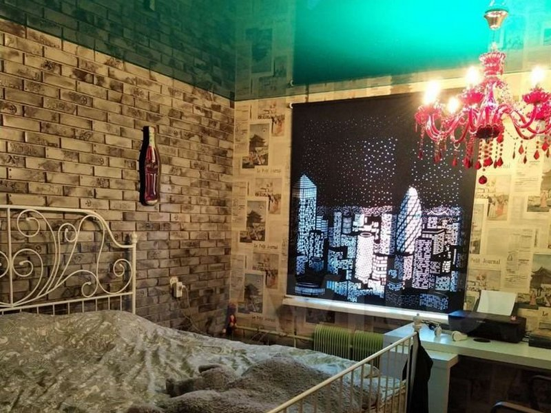 Квартиру со странным дизайном продают за 10 млн рублей: леопардовый туалет, розовые люстры и другое