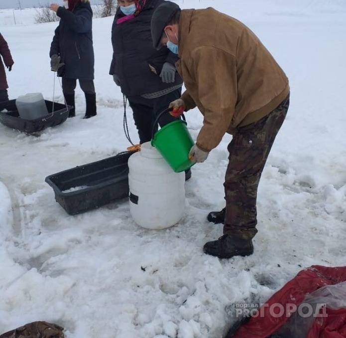 Жители деревни Красночетайского района пьют из проруби в пруду