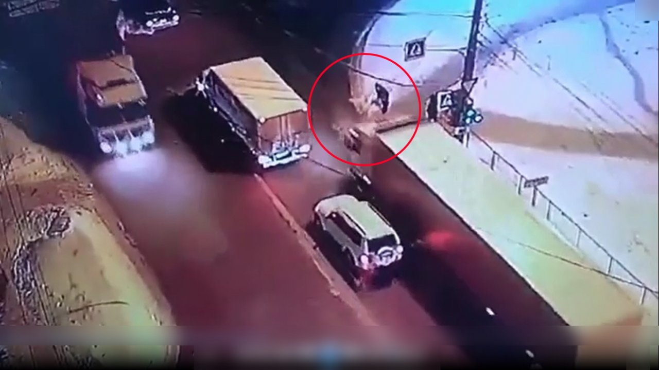 В Чебоксарах мужчина упал под проезжающий грузовик