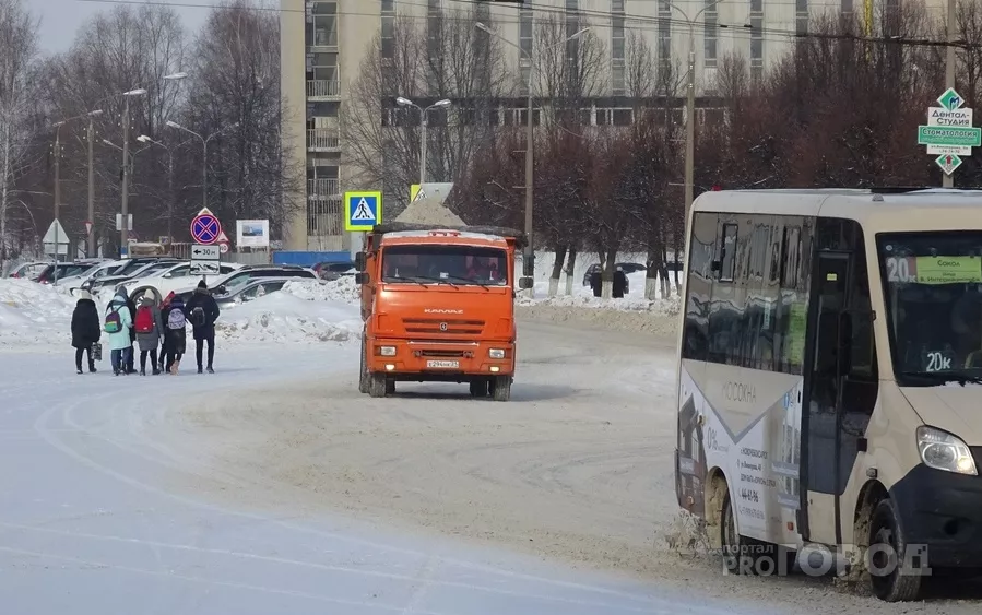 Фото к статье: В России запретят высаживать из общественного транспорта детей
