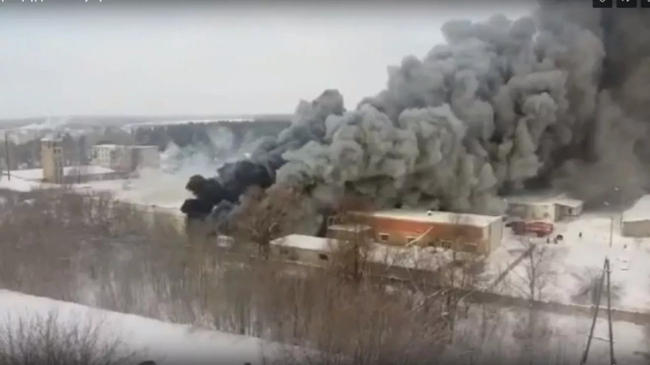 Фото к статье: В Шумерле горит молочный завод