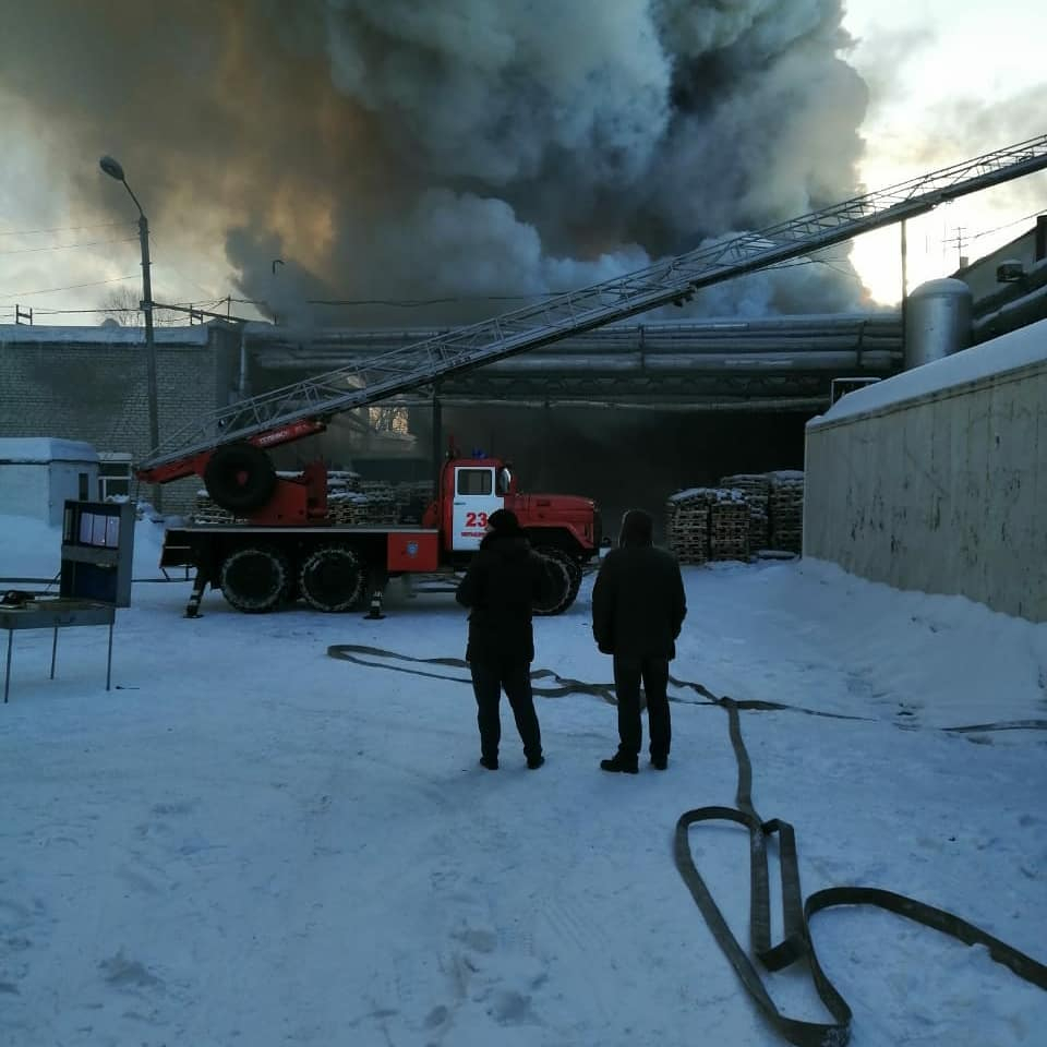 Из горящего молокозавода эвакуировали 30 человек