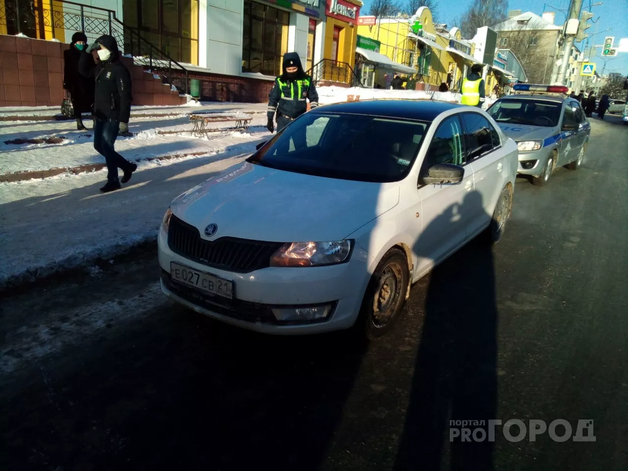Фото к статье: Женщина шла возле дороги у рынка, когда ее сбила машина