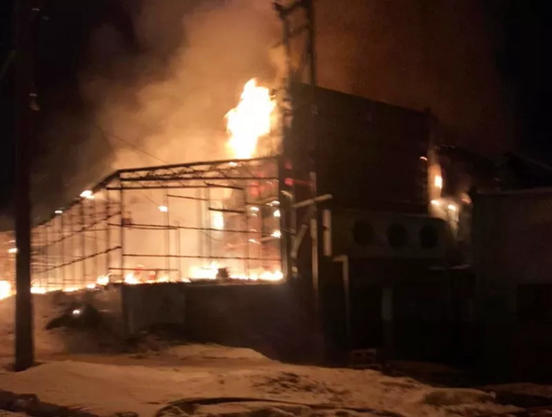 Фото к статье: В Чувашии горел большой склад по неизвестным причинам