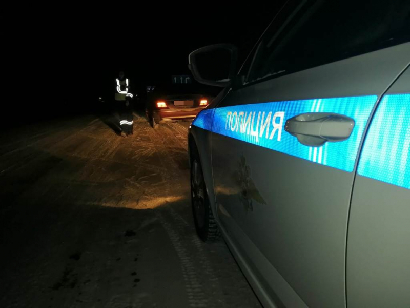 Два водителя застряли на дороге в сильный мороз: у одного вылилось машинное масло, а у другого закончился бензин