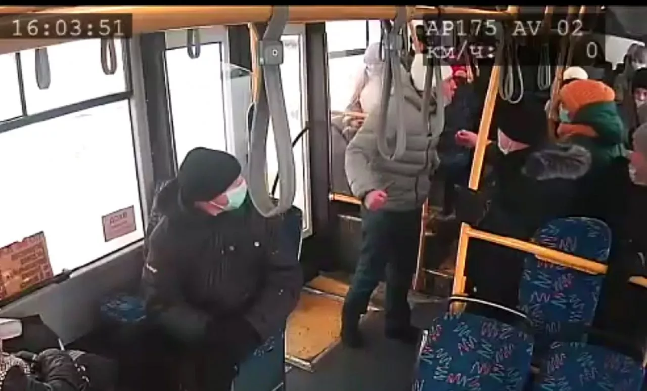 Фото к статье: Полное видео драки в автобусе: с чего все началось и реакция пассажиров