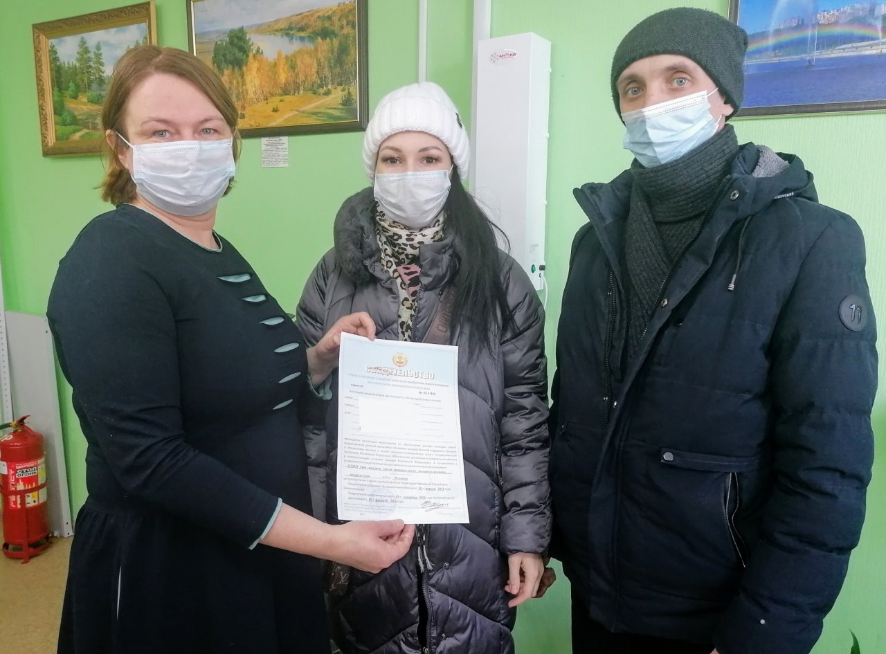 Две многодетные семьи получили миллион рублей на жилье