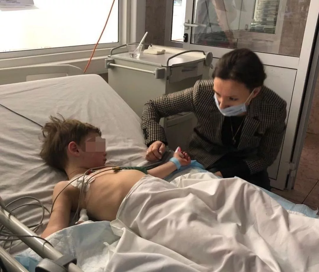 Фото к статье: Троих детей, которых пыталась заморозить в лесу собственная мать, передали родственнику в Чувашию