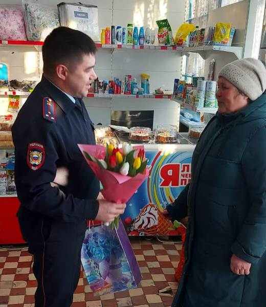 Полицейские поздравили с 8 Марта маму инспектора ДПС, погибшего на службе