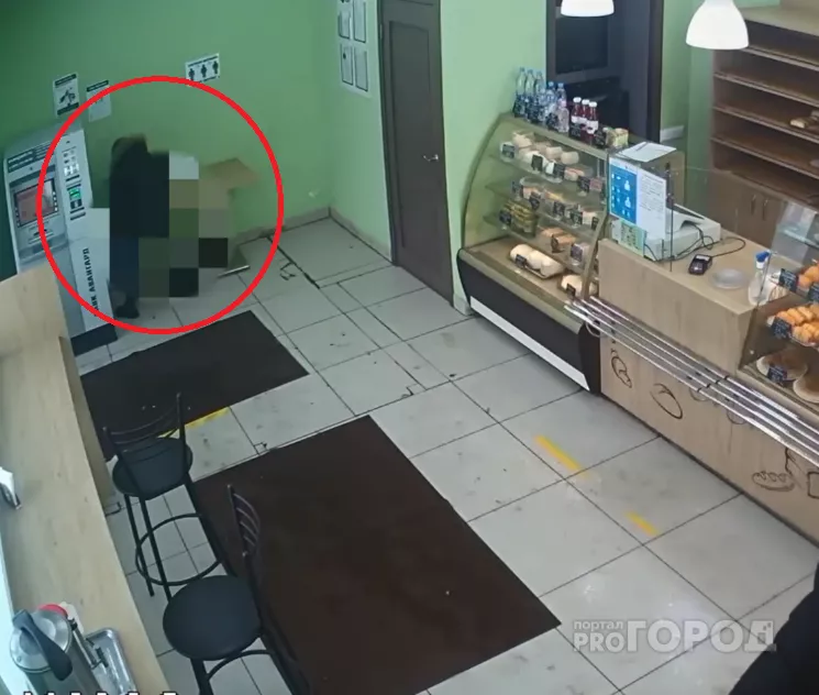 Фото к статье: В Новочебоксарске мать усадила ребенка справить нужду посреди пекарни