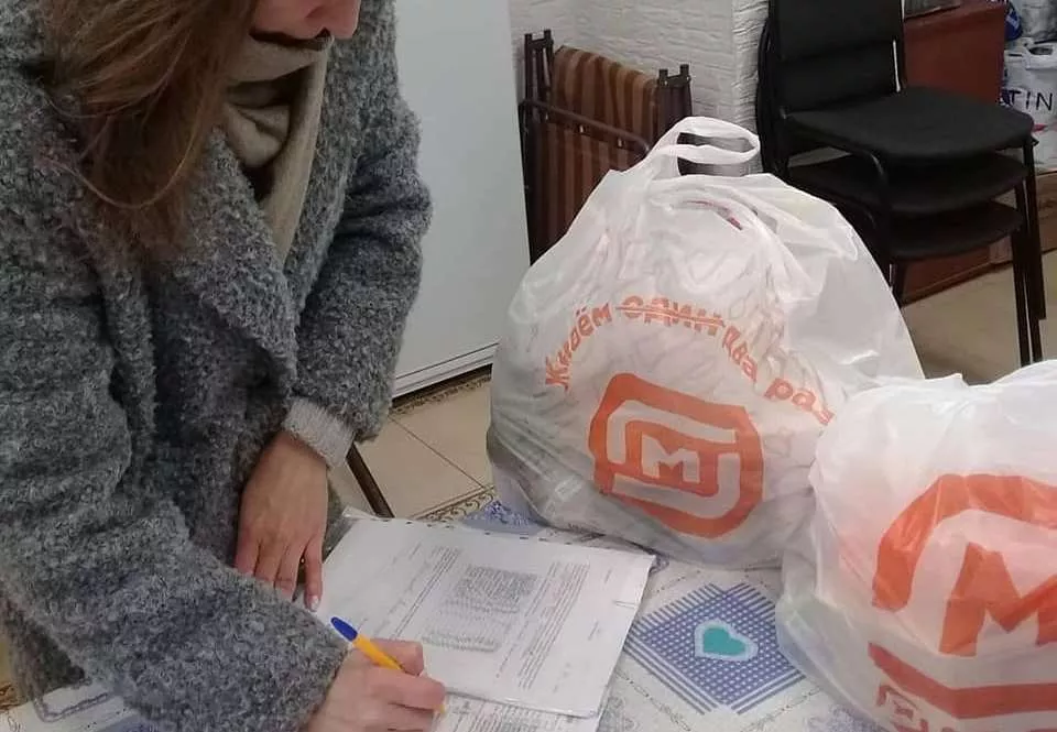 Фото к статье: Мамам с детьми в трудной ситуации выдают продукты и памперсы бесплатно