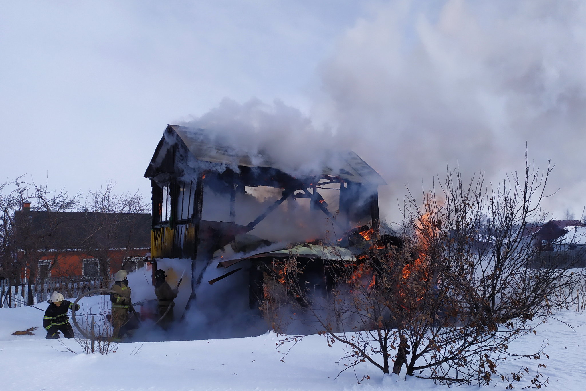Сразу три дома сгорели в Чебоксарах этим утром