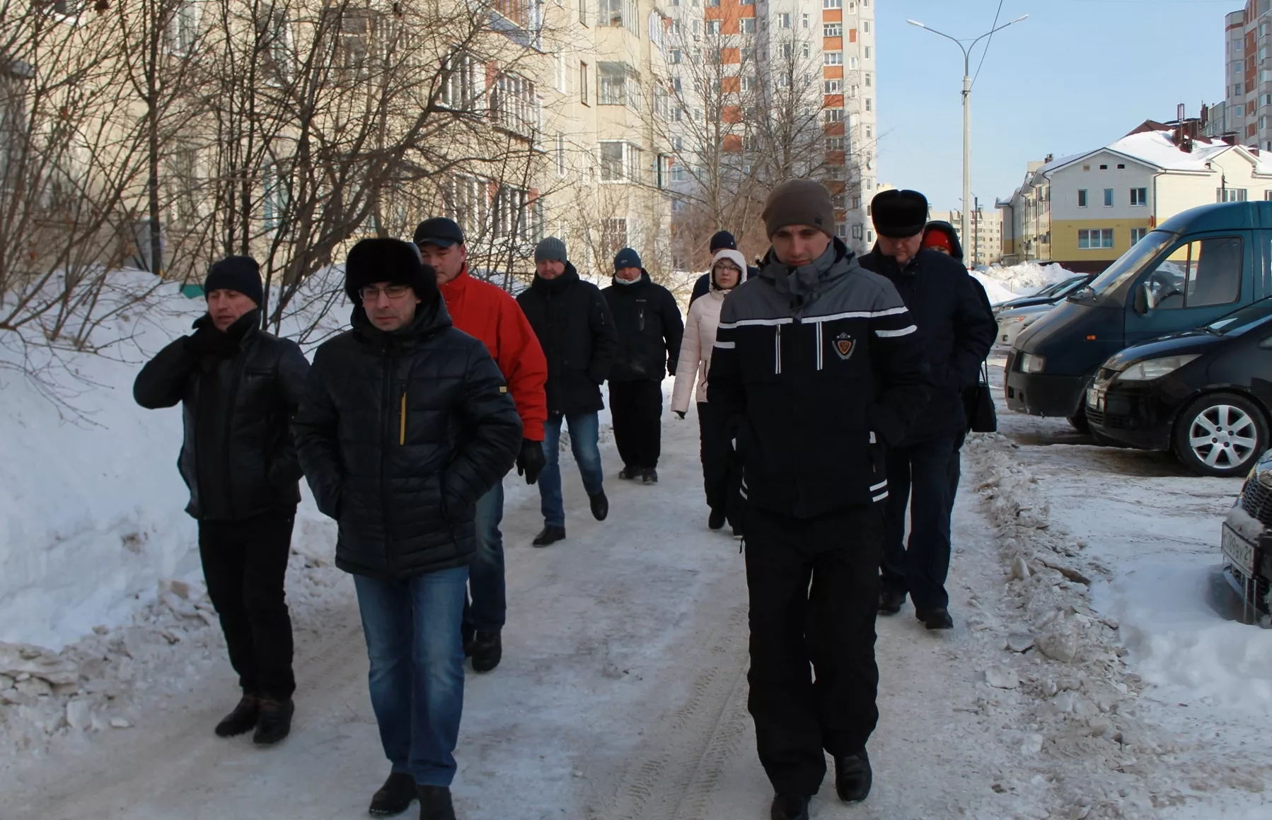 Фото к статье: Субботним утром чиновники прогулялись по Юго-Западному в Чебоксарах и остались не совсем довольны