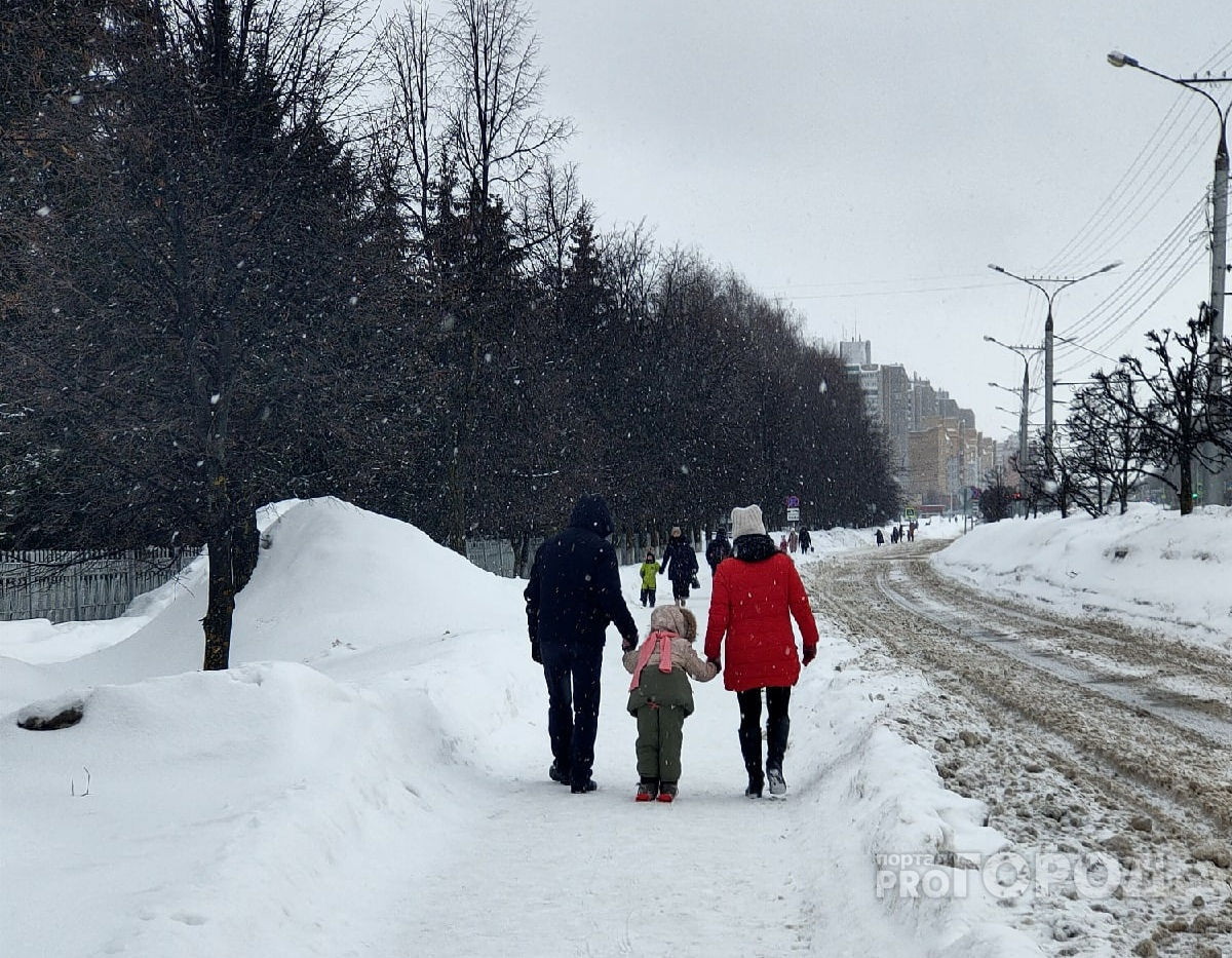 Власти ограничат выплату детских пособий нуждающимся семьям, у которых есть жилье и авто