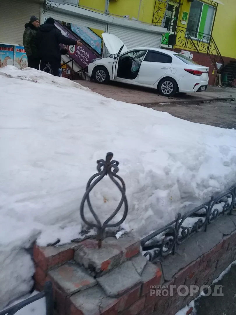 Фото к статье: Возле Центрального рынка автомобиль врезался в магазин, отлетев от столкновения