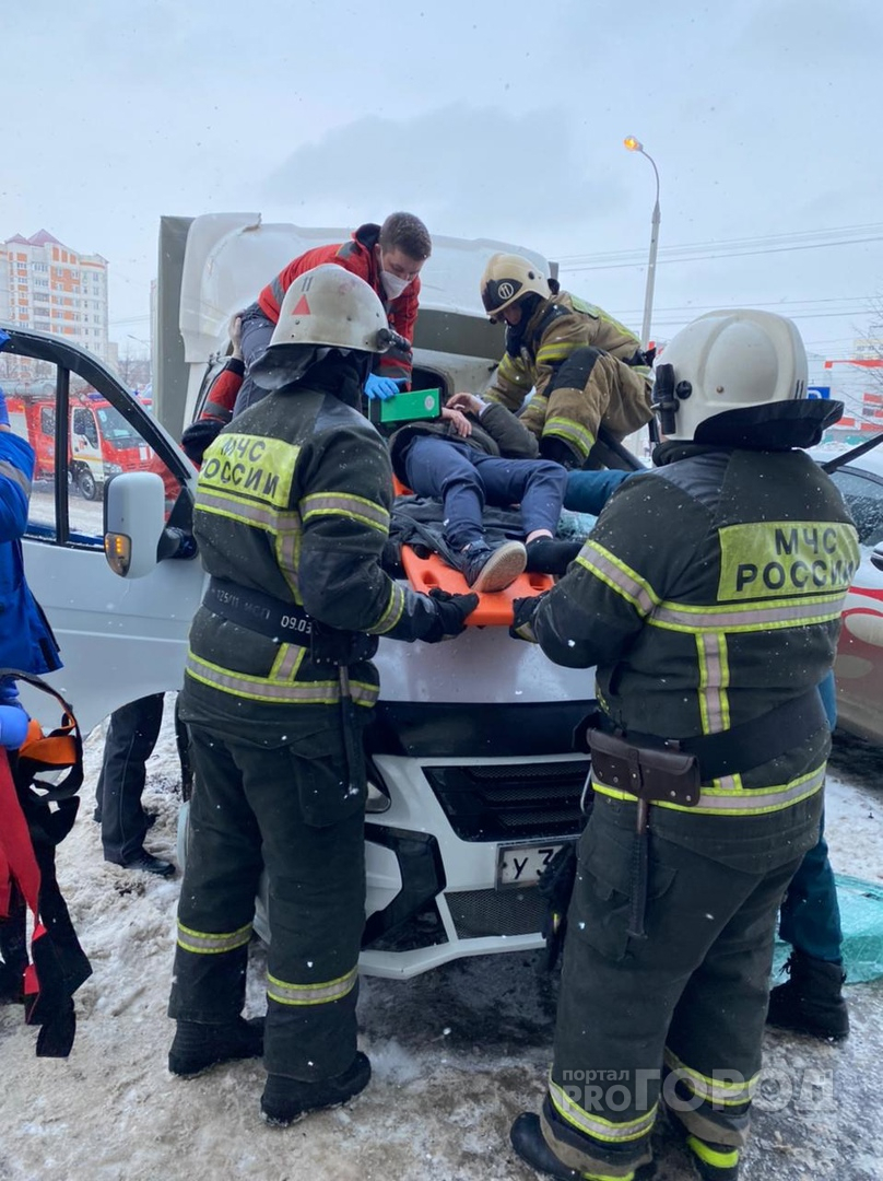 В Новочебоксарске мальчик упал с многоэтажки на кабину "ГАЗели"