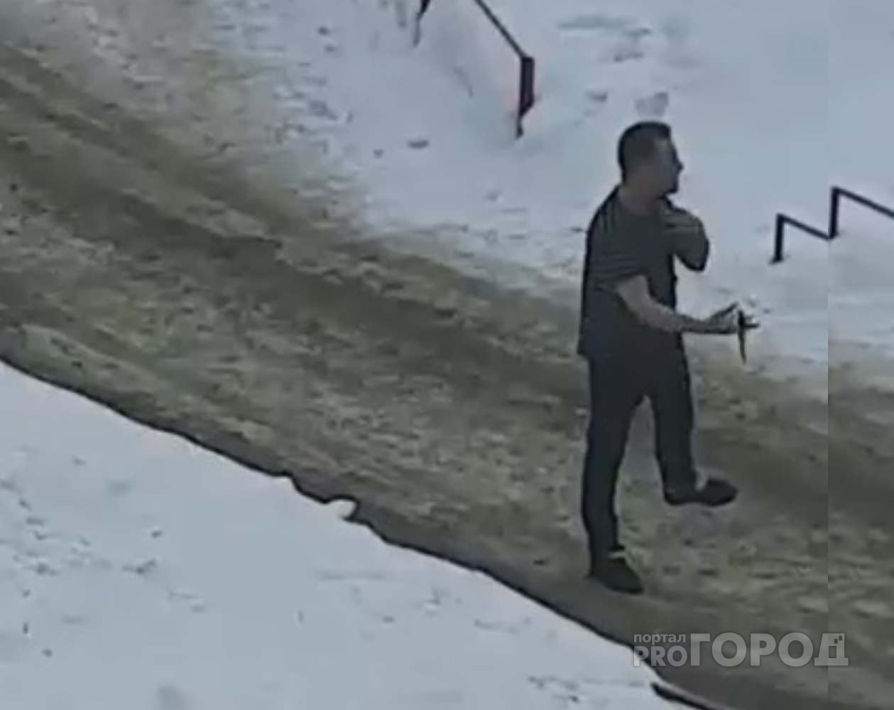 В Новочебоксарске мужчина в футболке бегал по улице и размахивал ножом