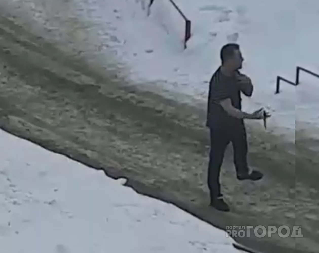 Фото к статье: В Новочебоксарске мужчина в футболке бегал по улице и размахивал ножом