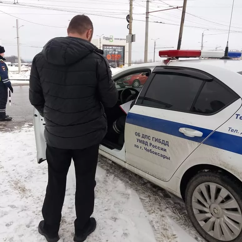 Фото к статье: В Чебоксарах полицейские останавливают машины и взыскивают долги государству