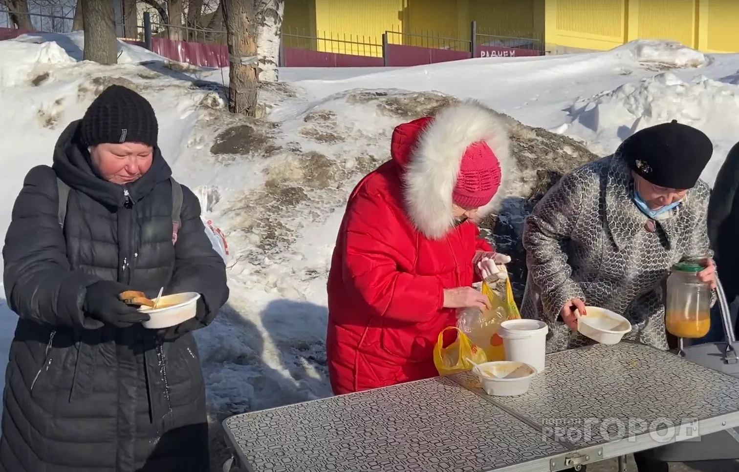 Фото к статье: Прямо на улице в Чебоксарах бесплатно кормят бездомных и нуждающихся